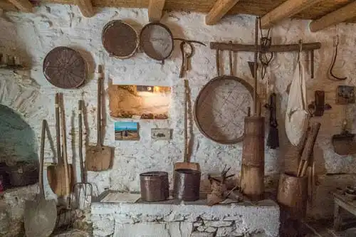 Το Λαογραφικό Μουσείο της Κύθνου βρίσκεται στη Δρυοπίδα και φιλοξενεί αντικείμενα της καθημερινής ζωής του νησιού των περασμένων χρόνων