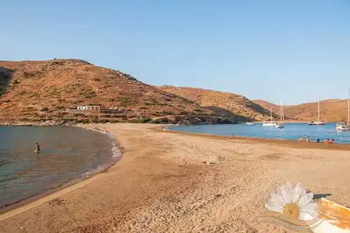 παραλία Κολώνα, μια αμμουδερή λωρίδα, που συνδέει την Κύθνο με το νησάκι του Αγίου Λουκά. 