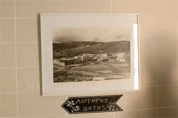 Απο το εσωτερικό του υδροθεραπευτήριου στα Λουτρά Κύθνου. Παλαιά φωτογραφία απο της αρχές του προυγούμενου αιώνα.